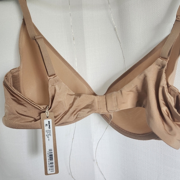 SKIMS Nude Weightless Scoop Bra - Picture 3 of 4